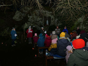 Waldadvent in der Fatima-Grotte (© Karl-Franz Thiede)